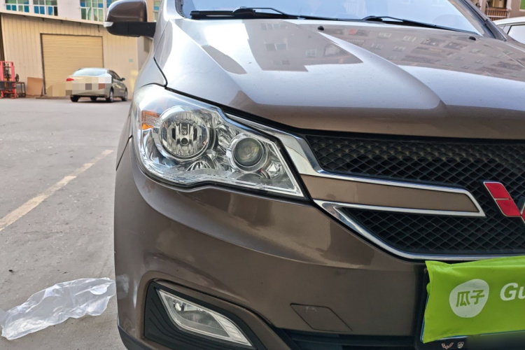 五菱汽车 五菱宏光 2016款 1.5L 改款S舒适型车身外观8