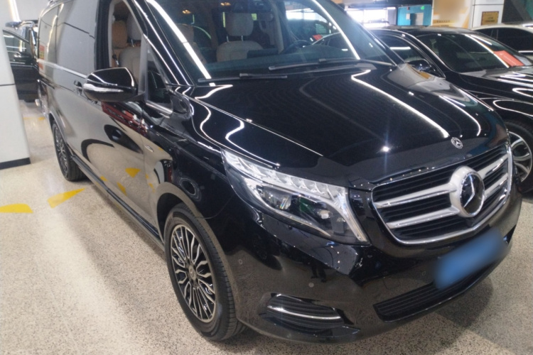 奔驰V级 2018款 V 260 尊贵版 国VI车身外观3
