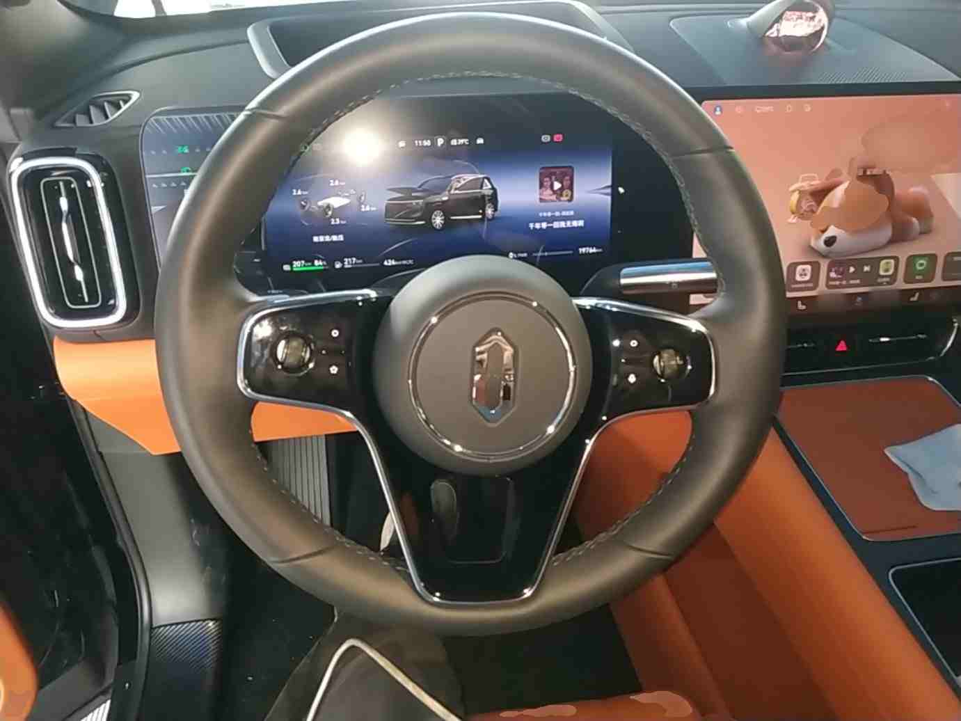车辆多功能方向盘及仪表盘展示