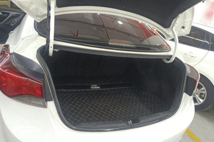 现代 朗动 2016款 1.6L 自动尊贵型机舱底盘23