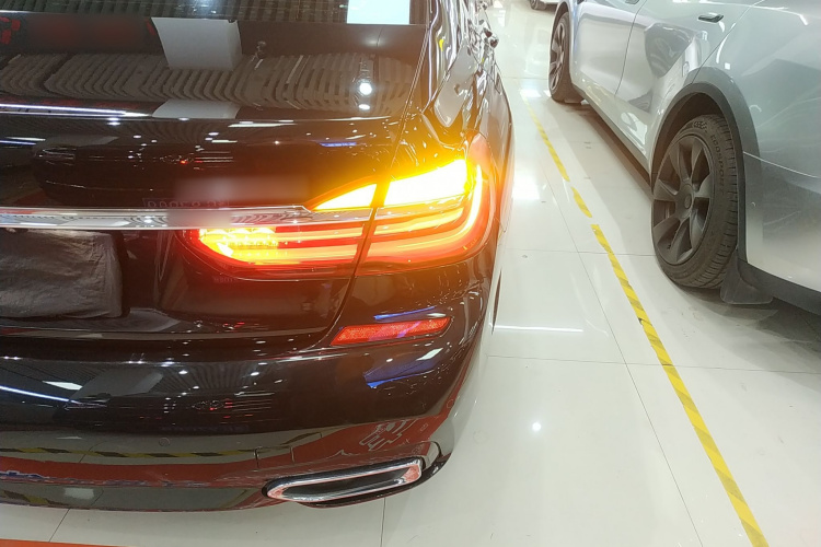 宝马7系 2018款 730Li 领先型 M运动套装车身外观6006