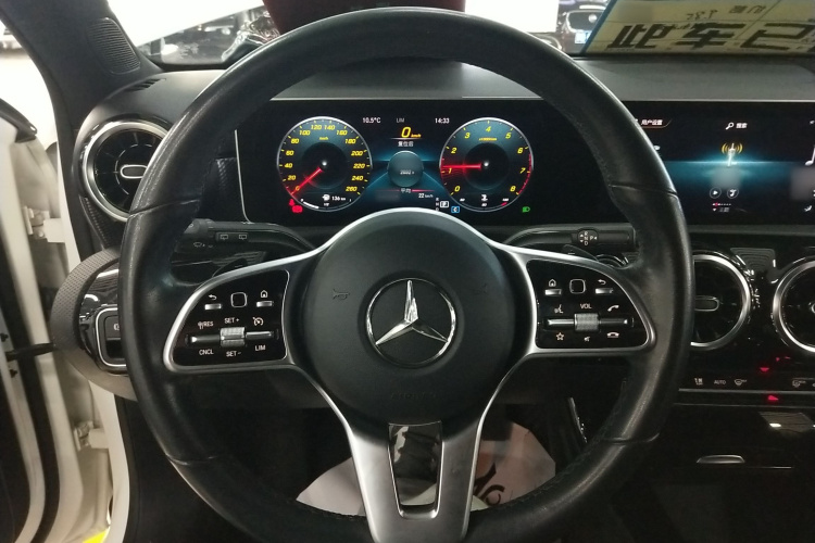 奔驰A级(进口) 2020款 A 180中控内饰13
