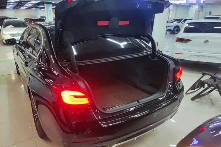 宝马5系 2023款 530Li 领先型 M运动套装机舱底盘23