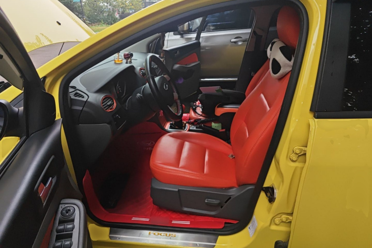 福特 福克斯 2013款 两厢经典 1.8L 手动基本型中控内饰19