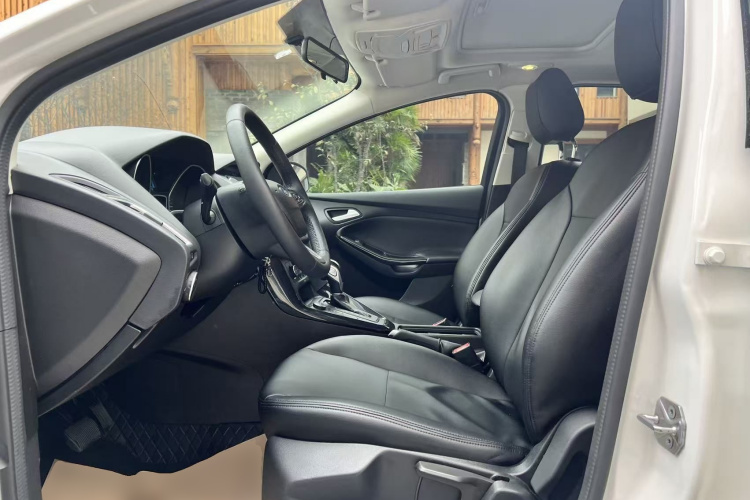 福特 福克斯 2017款 三厢 EcoBoost 180 自动精英型中控内饰19