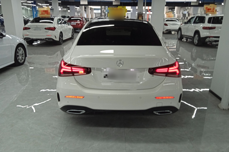 奔驰A级 2022款 改款三 A 200 L 运动轿车时尚型车身外观6