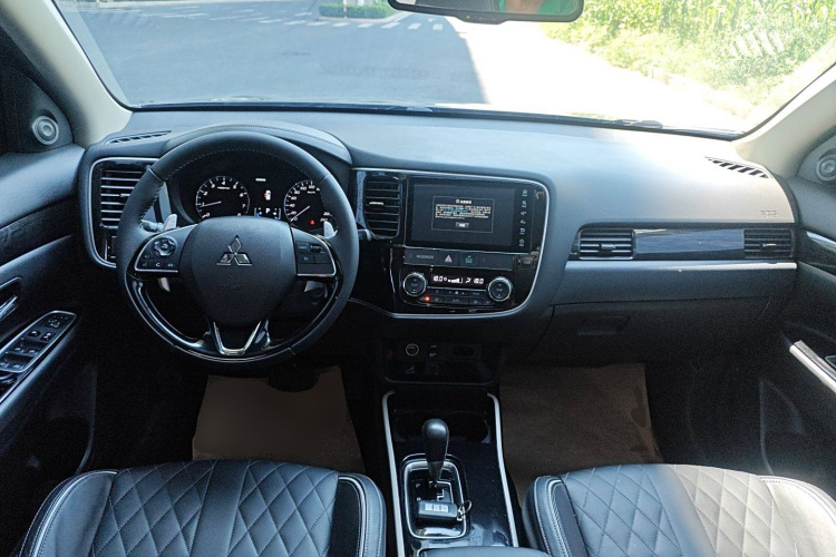 三菱 欧蓝德 2020款 2.4L 四驱致享版 7座中控内饰7002