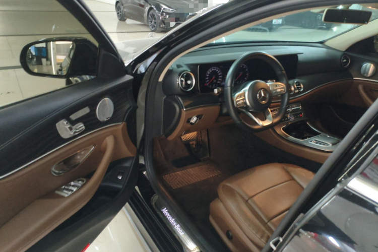 奔驰E级 2019款 改款 E 300 L 运动时尚型中控内饰20