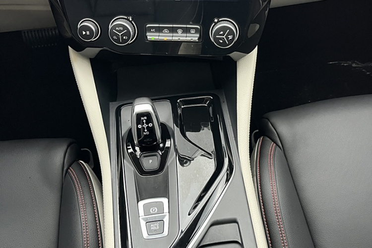 领克02 2019款 1.5T DCT两驱耀版 国VI中控内饰7003