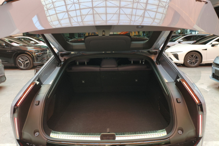 小鹏P7 2025款 702 长续航 Ultra机舱底盘23