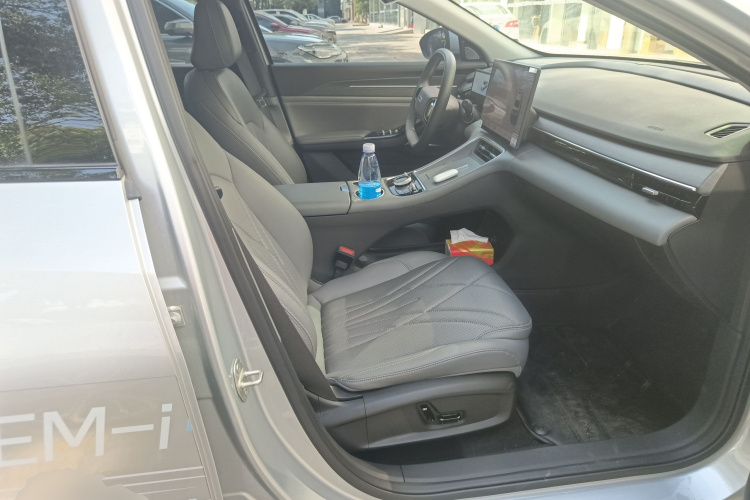 吉利银河 银河L6 2025款 EM-i 140km 星舰版局部细节41