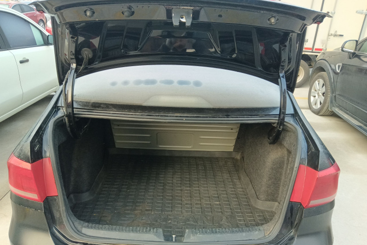 大众 桑塔纳 2015款 1.6L 手动风尚版机舱底盘23