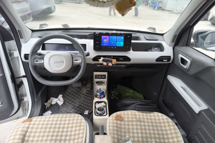 吉利银河 2024款 200km 熊猫卡丁中控内饰12