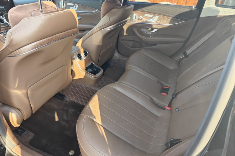 奔驰E级 2023款 改款 E 300 L 豪华型中控内饰7004