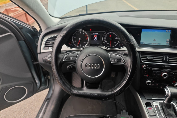 奥迪A4L 2015款 35 TFSI 自动标准型中控内饰13