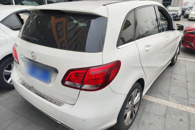 奔驰B级 2019款 B 200 动感型车身外观7