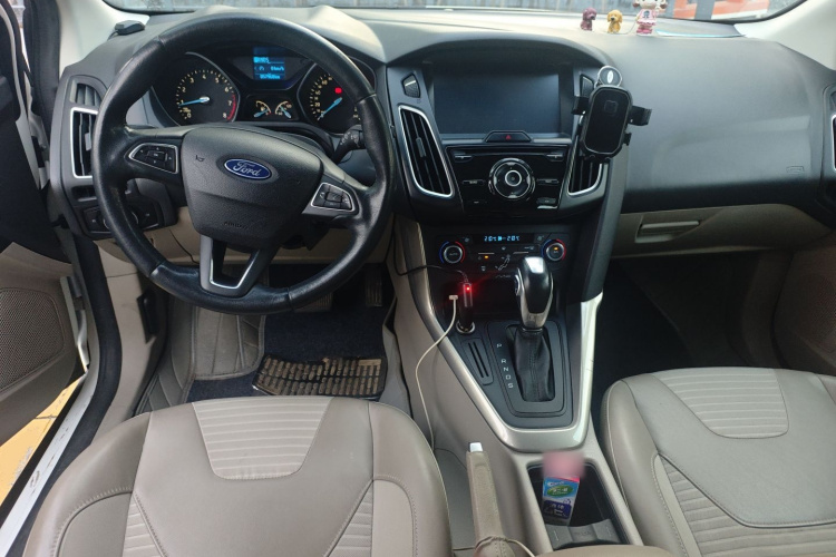 福特 福克斯 2015款 两厢 1.6L 自动风尚型中控内饰12