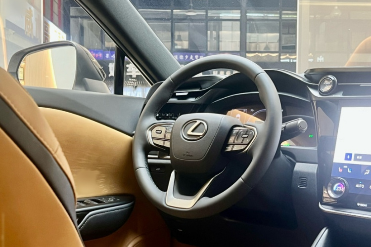 雷克萨斯RZ 2023款 450e 四驱纵享版中控内饰7010