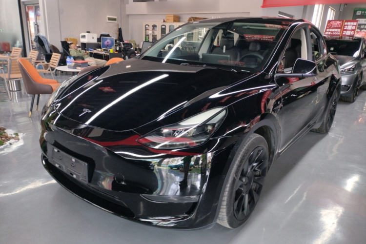 特斯拉 Model Y 2022款 长续航全轮驱动版车身外观1