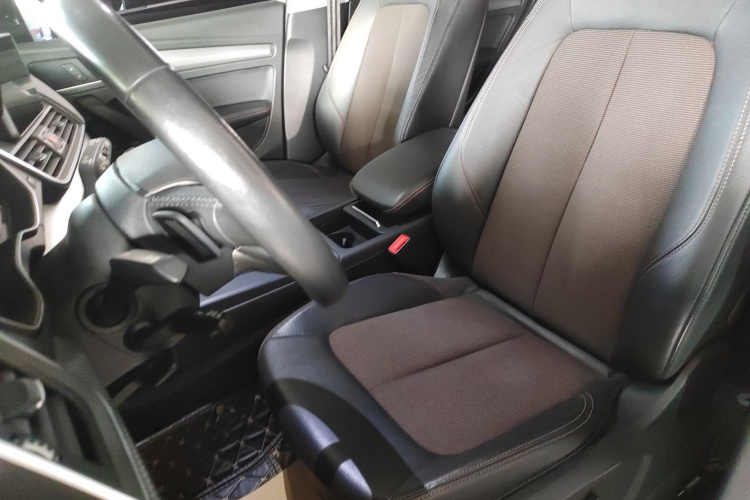 奥迪Q5L 2018款 45 TFSI 尊享时尚型 国V局部细节19