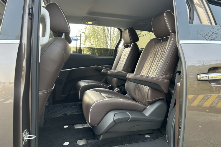 别克GL8 2023款 陆上公务舱 652T 豪华型中控内饰7004