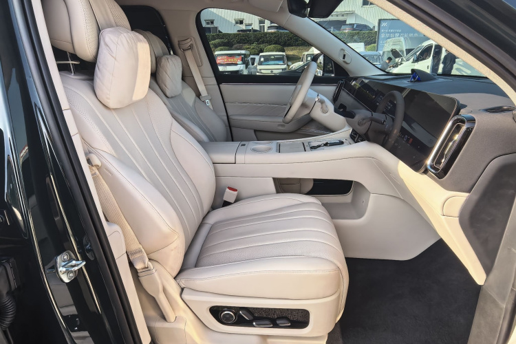 鸿蒙智行 问界M8 2025款 增程 Max+版 53.4kWh 6座版局部细节41