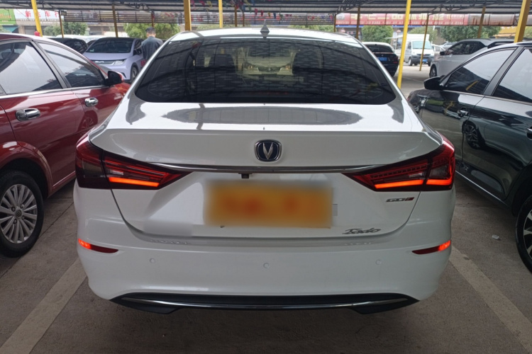 长安 逸动 2018款 1.6L GDI 手动领尚型车身外观6