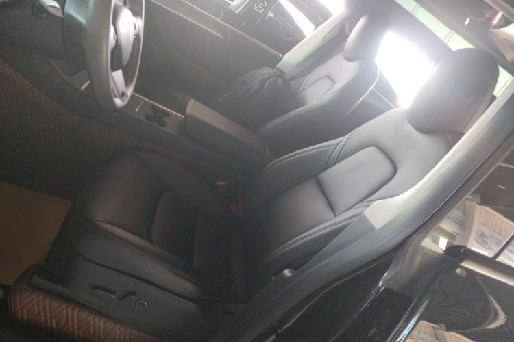 特斯拉 Model Y 2022款 长续航全轮驱动版中控内饰19