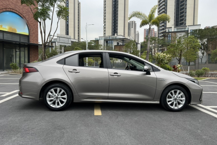 丰田 卡罗拉 2023款 1.8L 智能电混双擎 精英版车身外观6008