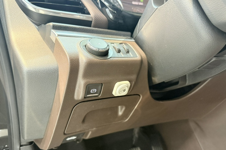 别克GL8 2022款 陆上公务舱 652T 豪华型中控内饰7014