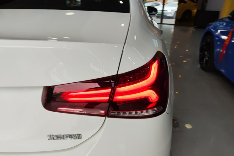 奔驰A级 2022款 改款三 A 200 L 运动轿车时尚型车身外观6006