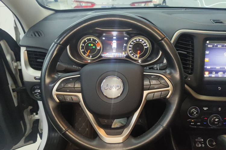 Jeep 自由光 2017款 2.0L 优越版中控内饰13