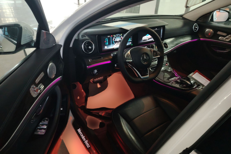 奔驰E级 2016款 E 300 L 运动豪华型中控内饰20