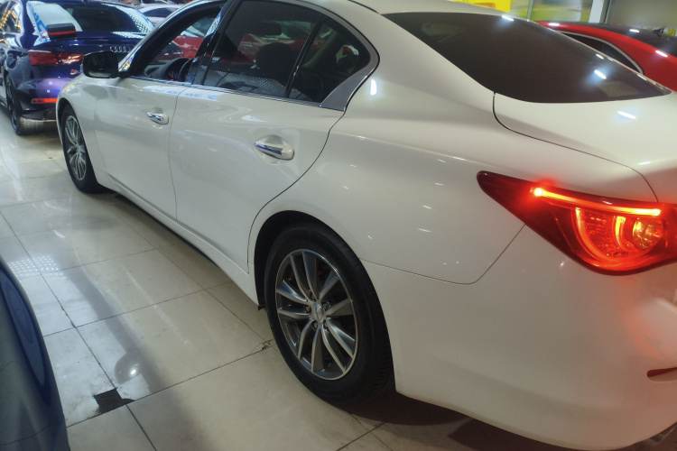 英菲尼迪Q50 2014款 3.7L 舒适版车身外观4