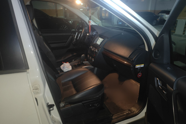 路虎 神行者2 2014款 2.0T Si4 SE汽油版局部细节9005