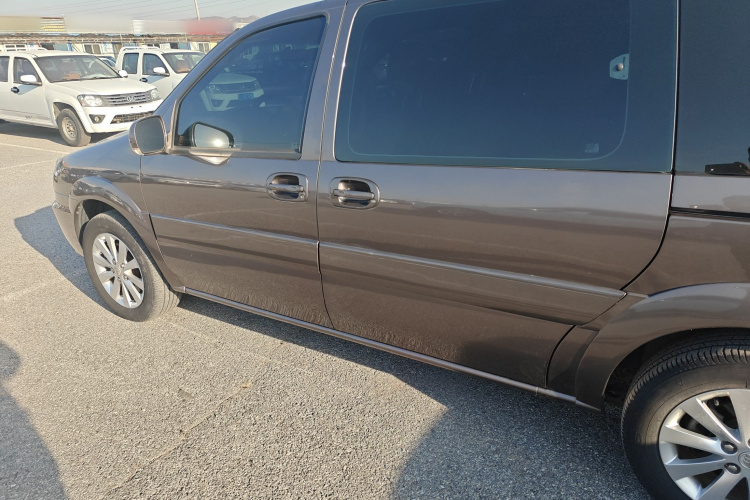 别克GL8 2014款 2.4L 经典版车身外观4