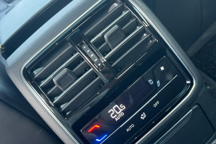 一汽-大众CC 2024款 380TSI 夺目版中控内饰7010