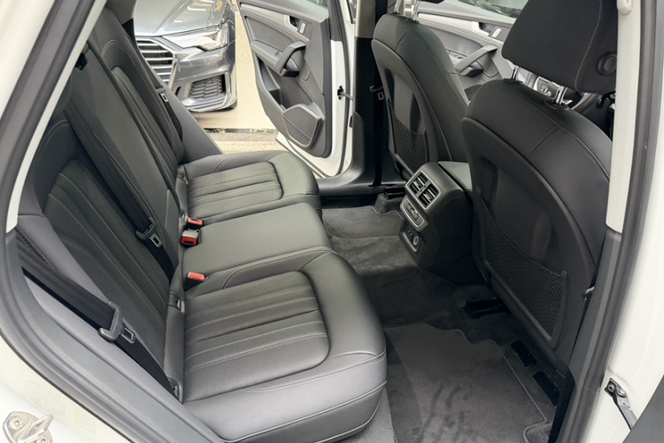 奥迪Q5L 2023款 40T 时尚致雅型中控内饰7011