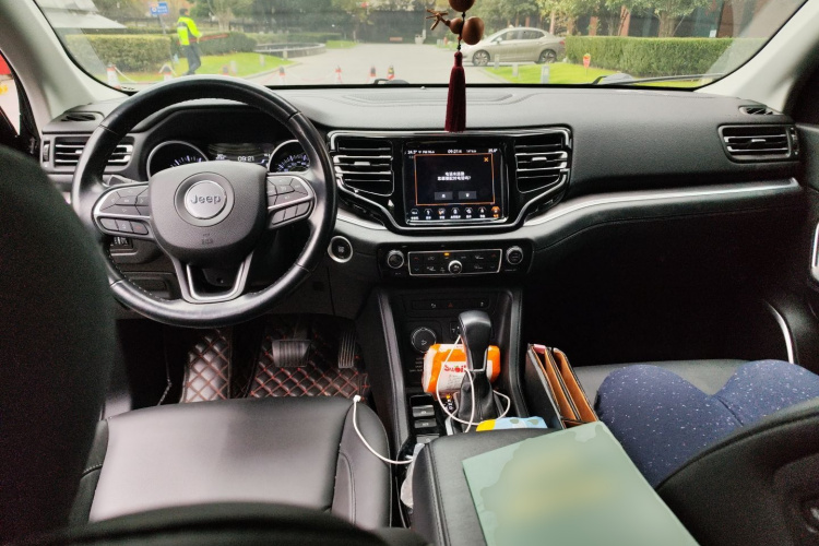 Jeep 大指挥官 2018款 2.0T 四驱尊享导航版 国V中控内饰12