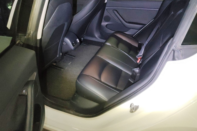 特斯拉 Model 3 2022款 后轮驱动版中控内饰21