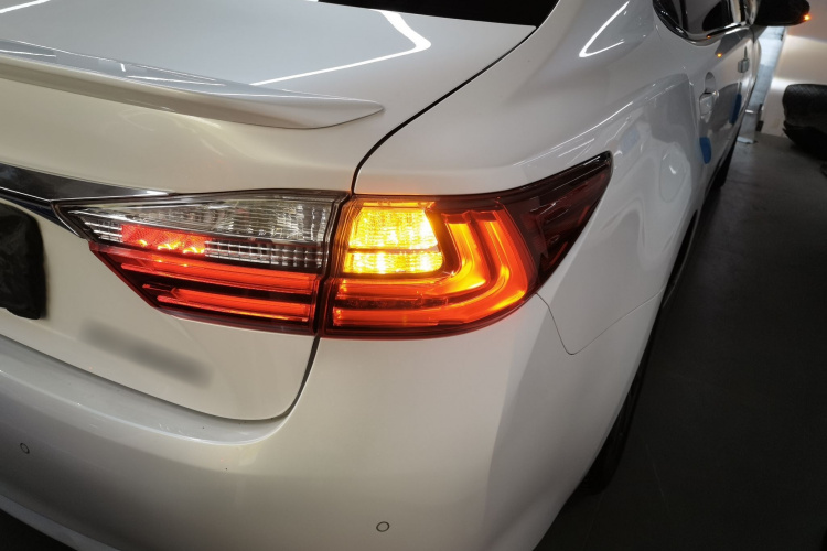 雷克萨斯ES 2015款 300h 舒适版车身外观9