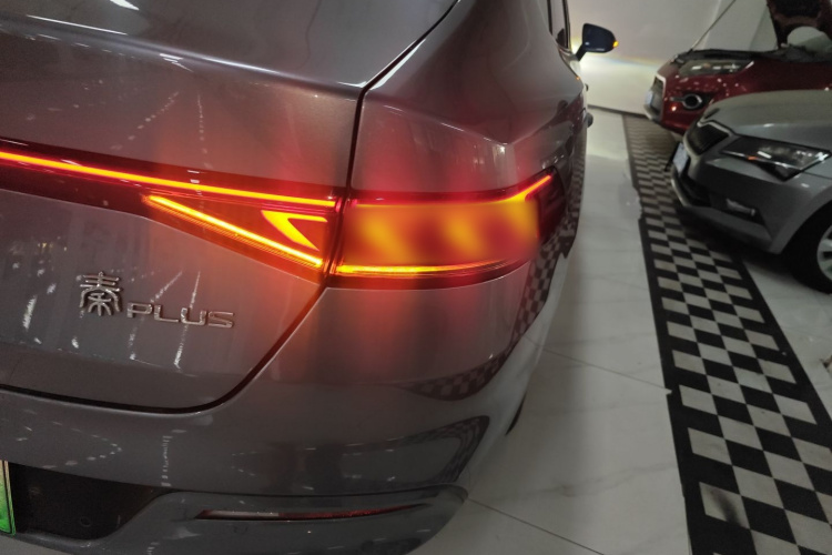 比亚迪 秦PLUS 2024款 荣耀版 DM-i 55KM领先型车身外观9