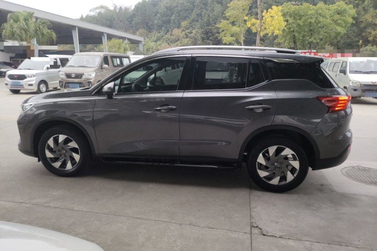 广汽传祺 传祺GS4 2021款 270T 自动精英科技版车身外观4