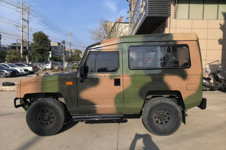 BAW北汽制造 勇士 2019款 2.4T 三门四驱短轴汽油版 国VI车身外观4