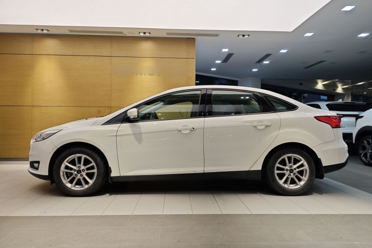 福特 福克斯 2017款 三厢 1.6L 自动风尚型智行版车身外观6009