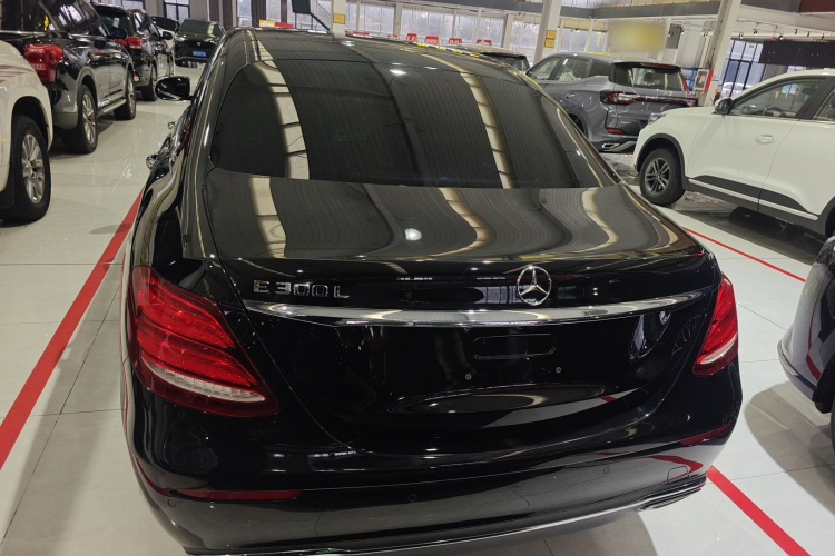 奔驰E级 2018款 改款 E 300 L 时尚型车身外观6
