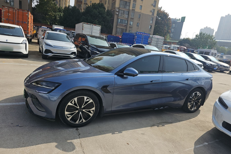 比亚迪 海豹 2024款 荣耀版 550km 精英型车身外观4