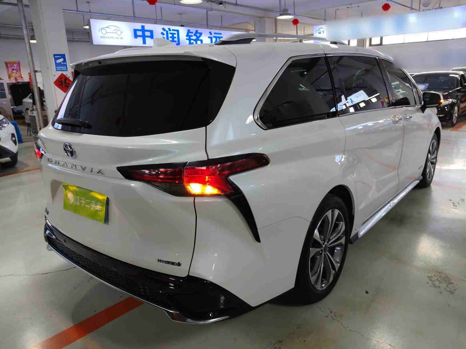 车辆右后45度外观展示