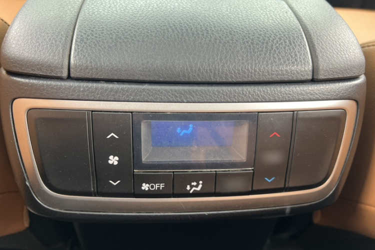 丰田 汉兰达 2020款 2.0T 四驱百万纪念版 7座中控内饰7004