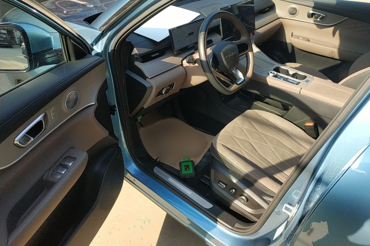 奇瑞 瑞虎8 PLUS C-DM 2025款 1.5T 116km 尊贵型 5座中控内饰7003